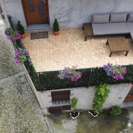Dina's Flower House بيت للعطل ليرنا